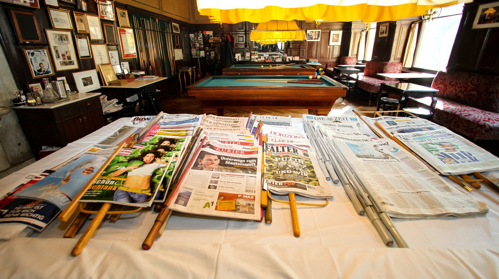 Billardtische und Zeitungstisch im Café Sperl