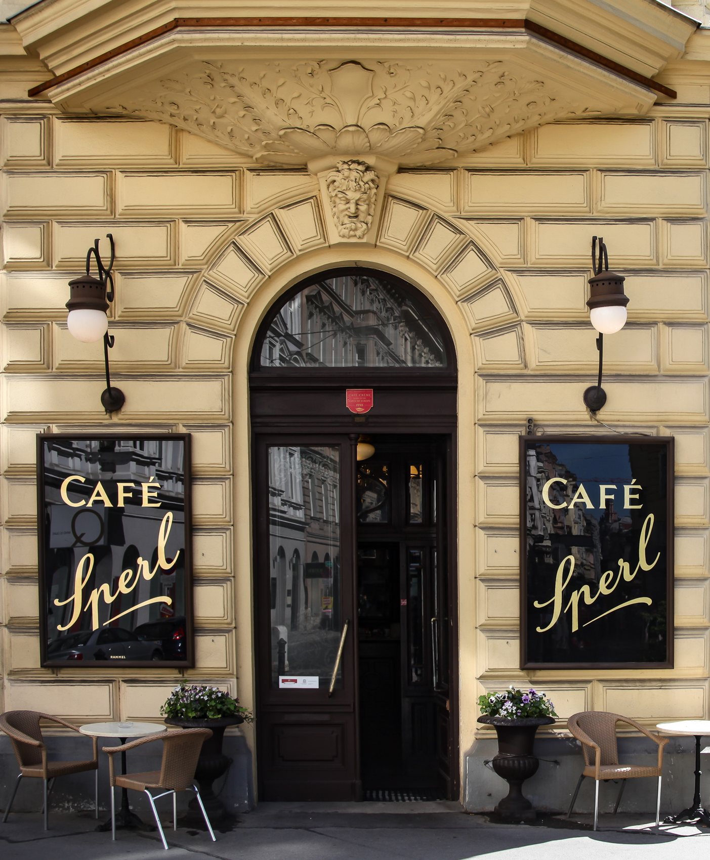 Historische Fassade und Eingang des Café Sperl