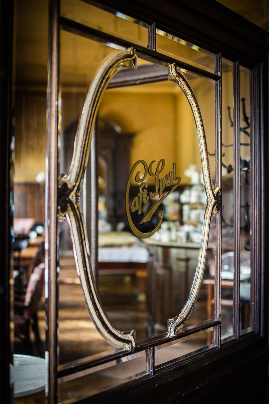 In Gold gravierter Café-Sperl-Schriftzug auf einem Spiegel