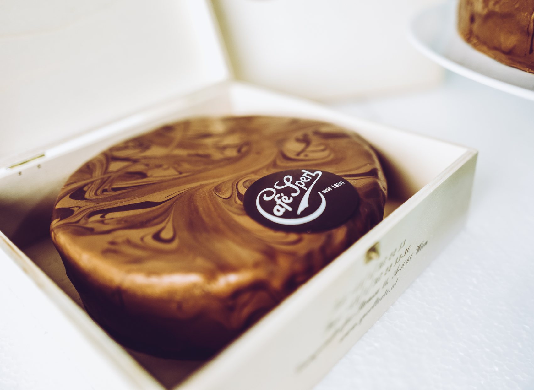 Original Sperl-Torte mit marmoriertem Schoko-Guss in der Café-Sperl-Holzbox